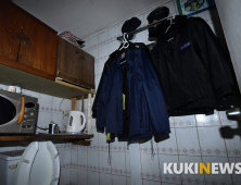 텅 빈 경비실 화장실에 걸려있는 근무복