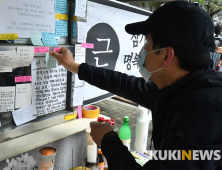 경비실 앞 분향소에 이어지는 추모 발길