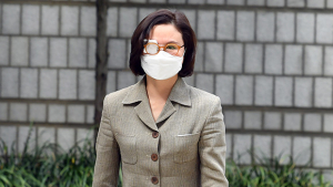 '자녀 입시비리·사모펀드 의혹' 정경심, 안대 착용하고 법정 출석