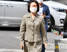 '자녀 입시비리·사모펀드 의혹' 정경심, 작년 기소 이후 첫 불구속 재판