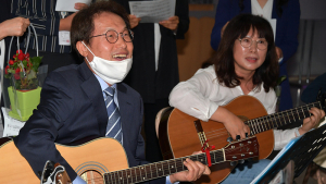 조희연 교육감, 스승의 날 맞아 기타 치며 부르는 '사랑으로'