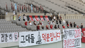 관중석에 '관중 대신 마네킹'