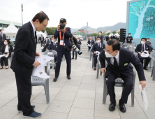 5·18 민주화운동 기념식에서 인사하는 이해찬과 주호영