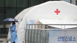 갈수록 더워지는데 선별진료소 의료진 ‘진땀’