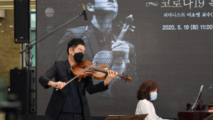 [현장+] 병원 곳곳에 흐르는 아름다운 비올라 선율... '코로나19 특별음악회'