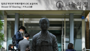'후원금 논란' 나눔의 집 앞 북적이는 취재진