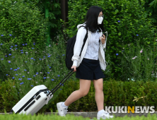 고3 등교 시작 '캐리어 끌고'