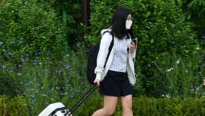 고3 등교 시작 '캐리어 끌고'