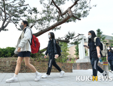 '거리두며 등교하는 학생들'