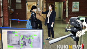 교실 들어가기 전 체온측정은 '필수'