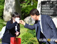 “교장선생님과 반가운 주먹 인사” 고3 개학 등교 첫날, 이천양정여고