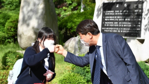 “교장선생님과 반가운 주먹 인사” 고3 개학 등교 첫날, 이천양정여고