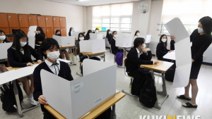 “얘들아, 개인용 가림막은 이렇게 사용하는 거란다” 고3 개학 첫날