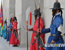 '생활 속 거리두기' 재개된 경복궁 수문장 교대식