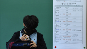 시험 전 스마트폰은 '반납'