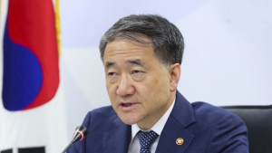 박능후 “학교서 의심환자 즉각 이송했다”