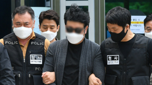 '경비원 갑질 의혹' 영장심사 마친 입주민