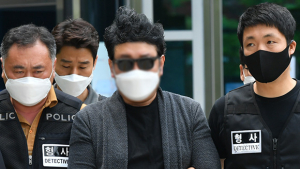 '경비원 폭행' 입주민, 구속여부 오늘 결정