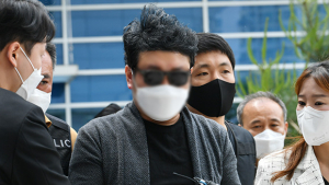 '경비원 폭행 의혹' 주민, 영장심사 출석