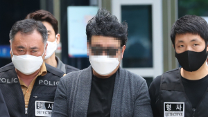 ‘경비원 갑질 폭행’ 아파트 입주민 구속… “도주·증거인멸 우려”