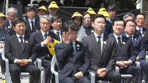 눈물 닦는 유시민