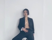 안영미, 알몸에 재킷만 걸치고..파격적인 가슴골 노출 화보