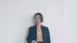 안영미, 알몸에 재킷만 걸치고..파격적인 가슴골 노출 화보