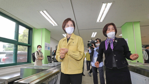 중학교 개학 전 급식실 둘러보는 유은혜 장관