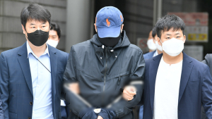 모자와 마스크로 얼굴 가린 '박사방' 유료회원 장 모씨
