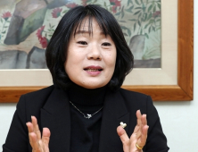 윤미향 논란, 민주 관망 속 의혹만 ‘점입가경’