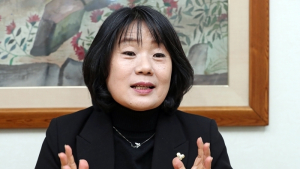 윤미향 논란, 민주 관망 속 의혹만 ‘점입가경’