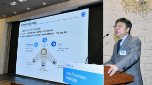 '코로나19 치료제 개발현황과 미래' 주제로 발표하는 묵현상 단장