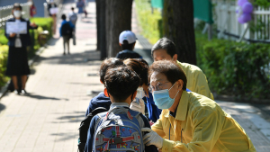 '초등생 첫 등교' 체온 측정하는 조희연 교육감