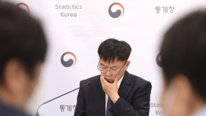 코로나에 경기지표 3개월간 하락...4월 제조업생산은 11년만에 최저치