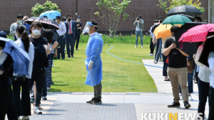 선별진료소 검사 대기하는 인근 직장인들