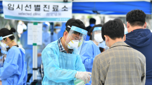 코로나19 검사 전 손 소독은 '필수'