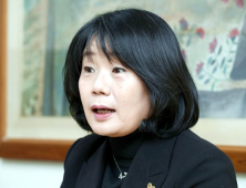 국회로 몰린 ‘이목’… 윤미향과 거리 두려는 민주당