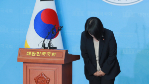 고개 숙인 윤미향