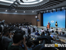 윤미향에게 쏠린 취재진의 눈