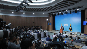 윤미향에게 쏠린 취재진의 눈