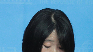 윤미향, 긴장했나... 목에 흐르는 땀