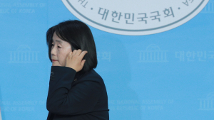 '의혹 해명' 기자회견 마친 윤미향