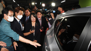 기자회견 마치고 차에 탑승하는 윤미향