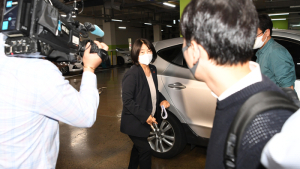 기자회견장으로 향하는 윤미향