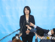 취재진 질문에 답하는 윤미향
