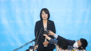 취재진 질문에 답하는 윤미향