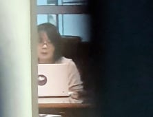 윤미향, ‘나비뱃지’ 달고 첫 출근…엇갈린 여당 반응