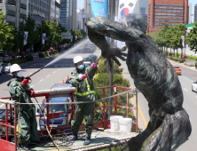 “보기만해도 시원해요!” 송파구, 올림픽상징 조형물 물청소