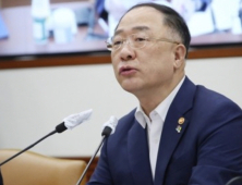 홍남기 “증권·카드사 환전·송금 네트워크 공유 확대”