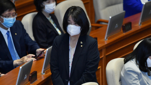 21대 국회 첫 본회의 출석한 윤미향 의원